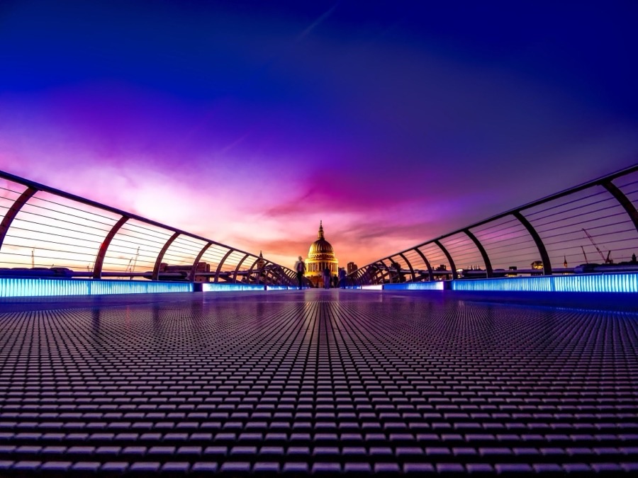 Le Millennium Bridge à Londres au crépuscule, vers la cathédrale Saint-Paul