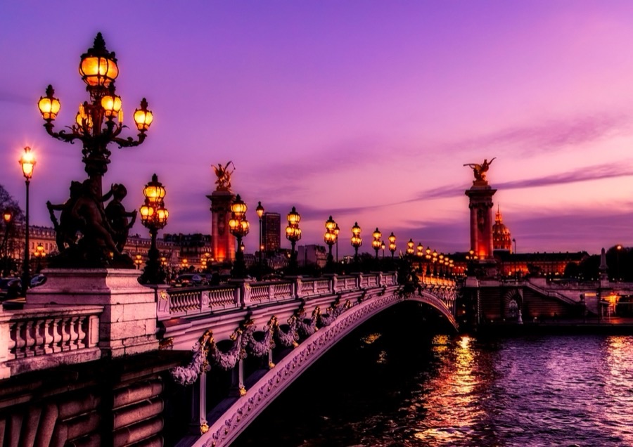 Le pont Alexandre III à Paris au crépuscule, ses lampadaires allumés
