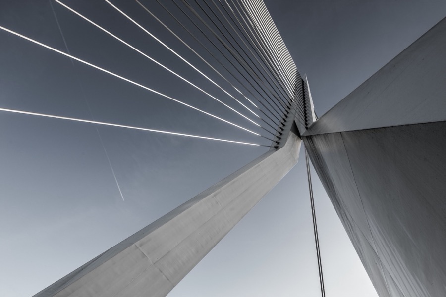 Pylône et haubans du pont Érasme à Rotterdam, vus en contre-plongée
